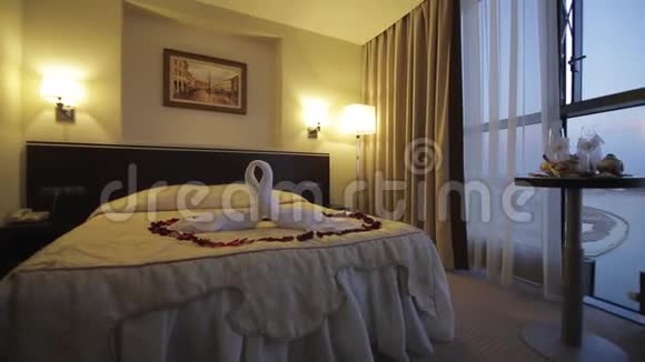 旅馆房间场景漂亮的双人床酒店客房视频的预览图