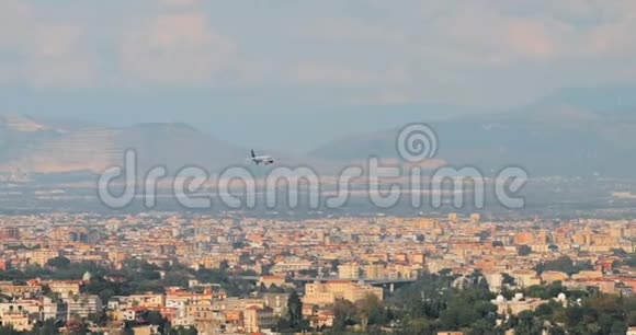 意大利那不勒斯飞机降落在那不勒斯国际机场视频的预览图