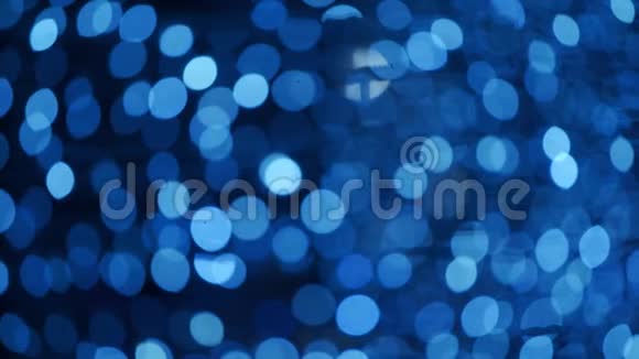 抽象背景与离焦的bokeh球圣诞节新年假期的背景是闪闪发光的灯泡视频的预览图