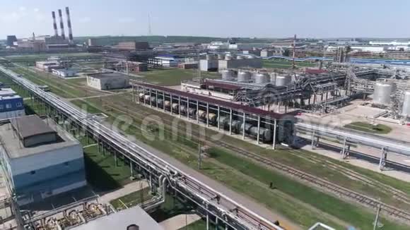 在工业火车站上空飞行视频的预览图