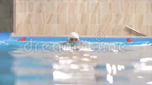 慢动作游泳在游泳池里游泳视频的预览图