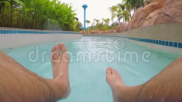 年轻快乐的人在水上乐园玩橡皮圈在游泳池里跳舞的脚泰国芭堤雅视频的预览图