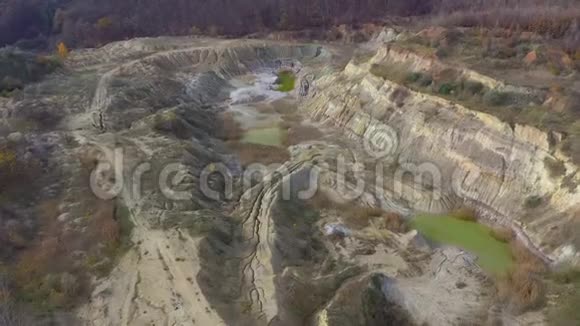 空中无人机废弃露天矿电影视频的预览图