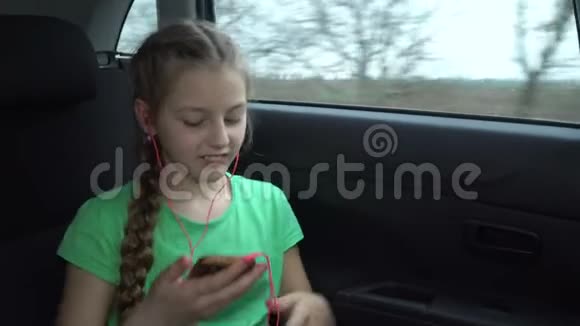一个女孩在听音乐视频的预览图