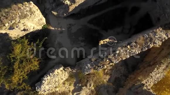 罗马尼亚特兰西瓦尼亚的Coltesti要塞空中4k无人机景观视频的预览图