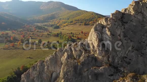 罗马尼亚特兰西瓦尼亚的Coltesti要塞空中4k无人机景观视频的预览图