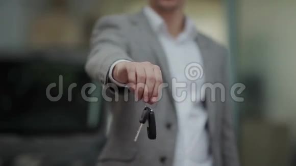 人的手递上一把车钥匙视频的预览图