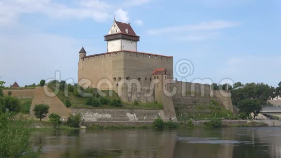 赫尔曼城堡特写八月的一天爱沙尼亚纳尔瓦视频的预览图