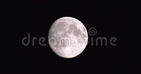 月亮在黑色的天空中移动视频的预览图