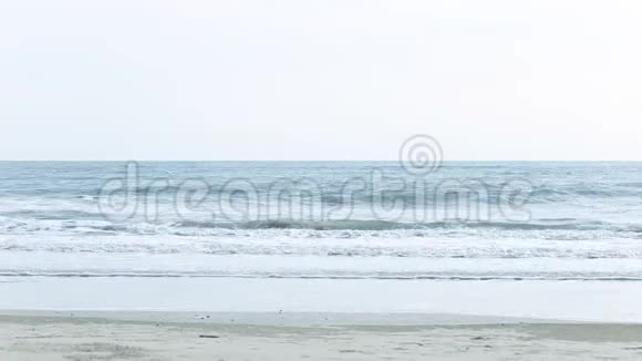 狭长的海滩线海浪拍打在沙滩上视频的预览图