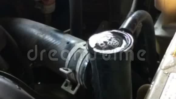 机械检查汽车散热器过热发动机损坏修理视频的预览图