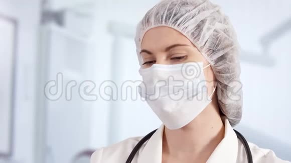 医院里的专业女医生戴上医用手套女医生视频的预览图