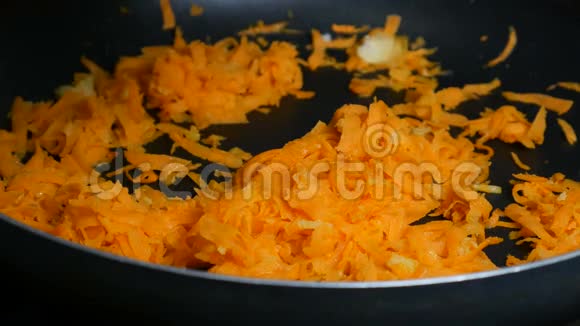 在胡萝卜中加入洋葱到烤盘里视频的预览图