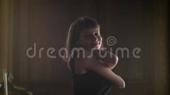 少女拥抱自己微笑梦想视频的预览图