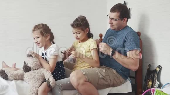 爸爸和两个小女儿在家父亲花时间和孩子在一起父亲和女儿最好的朋友视频的预览图