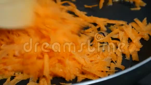 在平底锅中煎煮时搅拌磨碎的胡萝卜视频的预览图