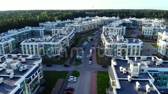 住宅区之间街道的空中全景视频的预览图
