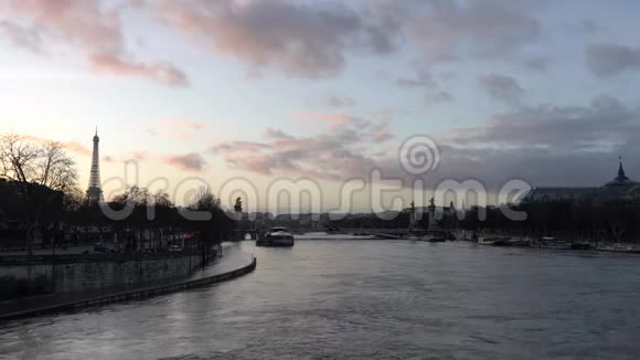从协和桥看塞纳河和亚历山大三世视频的预览图