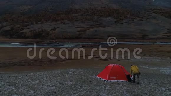 山景背景上帐篷附近的男子空中4k视频的预览图
