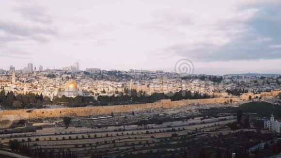以色列耶路撒冷老城全景从橄榄山向古建筑宗教建筑四公里处撤离视频的预览图