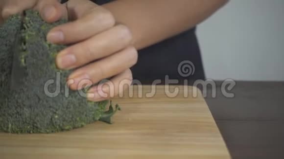 慢动作关闭首席女性做沙拉健康食品和切菜板在厨房视频的预览图