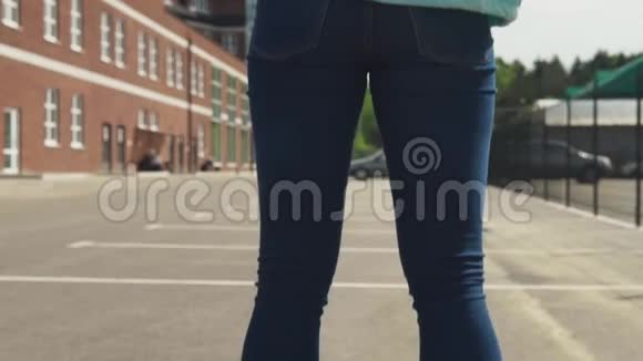 城市沥青轮滑中的女性腿视频的预览图