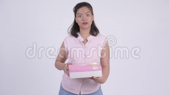 年轻快乐的亚洲女商人打开礼品盒视频的预览图