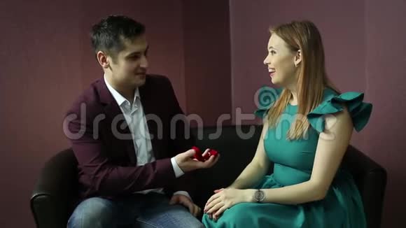 男人向女孩求婚视频的预览图