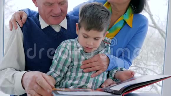 学前家庭教育祖父母带孙子读杂志视频的预览图