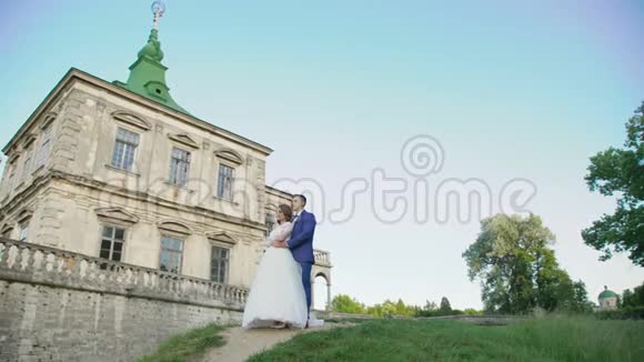 可爱的新婚夫妇站在美丽的大自然上视频的预览图