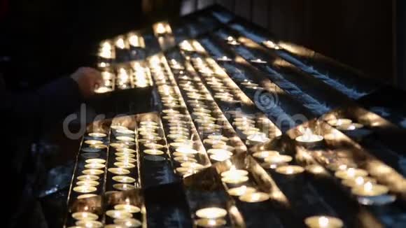 祈祷点燃祭祀蜡烛在天主教会燃烧纪念蜡烛圣诞午夜弥撒庆祝活动视频的预览图
