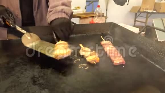 传统街式日式烧烤热盘视频的预览图