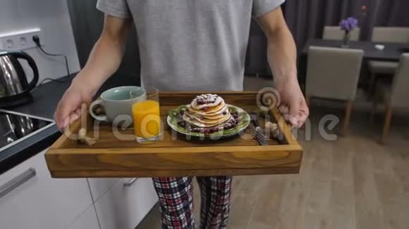 带早餐托盘的人体模型视频的预览图