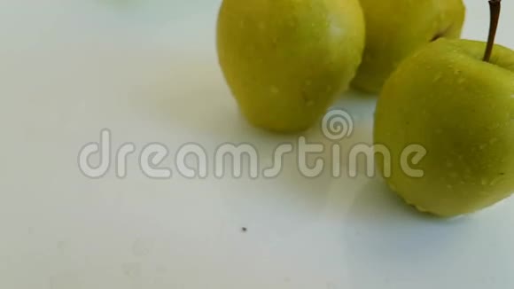 苹果绿湿瀑布慢动作泼水自然视频的预览图