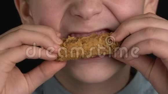 男孩吃鸡翅或鸡块快餐视频的预览图