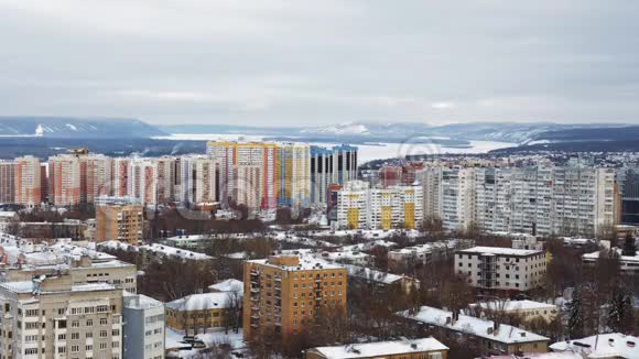 冬季的山和河城市的宁静景观视频的预览图