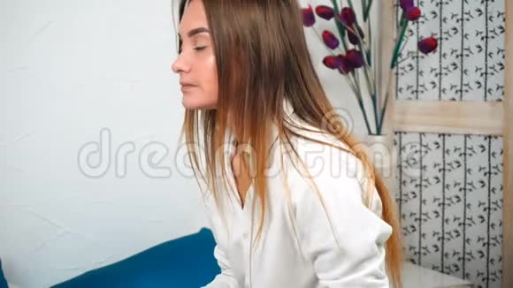 生病的女孩在家里用手帕打喷嚏视频的预览图