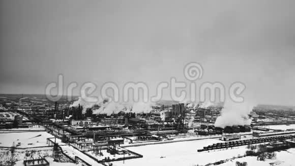 污染工厂冬季鸟瞰黑白化学工业视频的预览图
