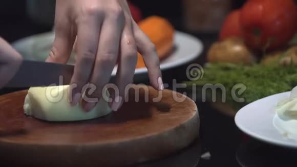 厨师用刀切洋葱视频的预览图