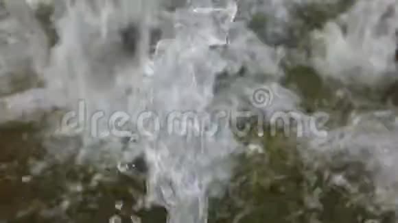 大量的水滴悬浮在空气中喷泉在工作视频的预览图