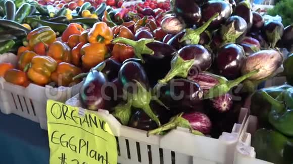 农民市场上的有机辣椒和茄子视频的预览图