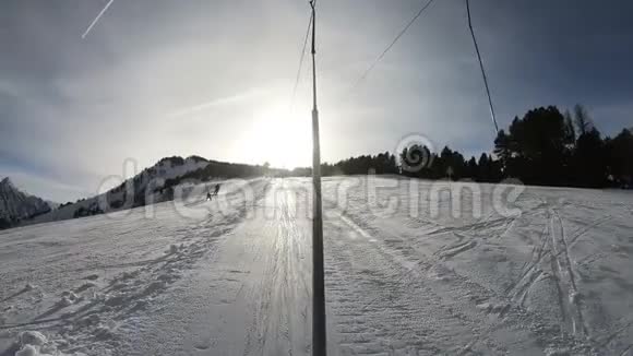 在法国比利牛斯的滑雪坡上用屁股骑车视频的预览图