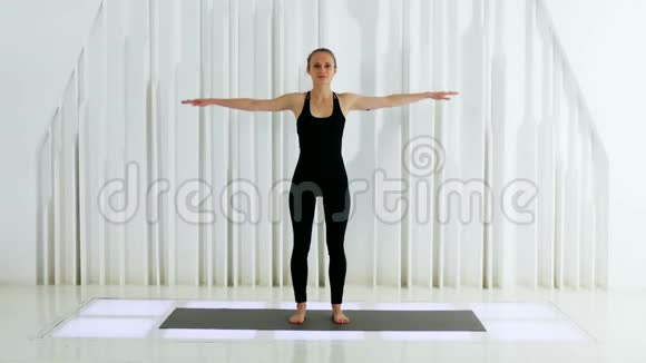 穿着黑色衣服的女孩在练习瑜伽视频的预览图