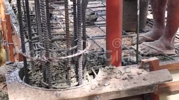 建筑工人浇筑混凝土浆液以制作圆柱形柱视频的预览图
