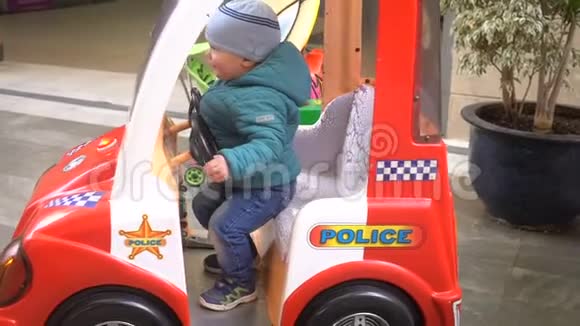 街头蓝色玩具车广告汽车吸引慢动作视频的预览图