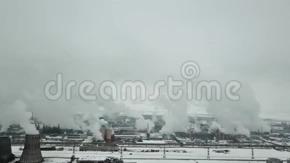 工业区飞到化工厂的烟管上视频的预览图