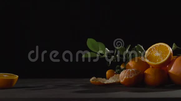 橘子慢慢滚到水果山上视频的预览图