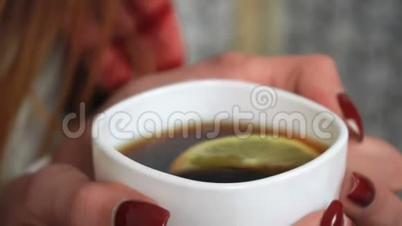 生病的女孩喝着柠檬热茶视频的预览图