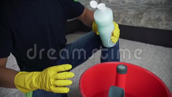备的设备进行清洗将洗涤液倒入洗涤吸尘器视频的预览图