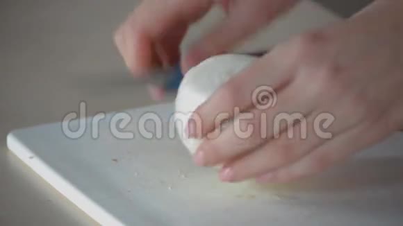 刀煮胡萝卜桌视频的预览图